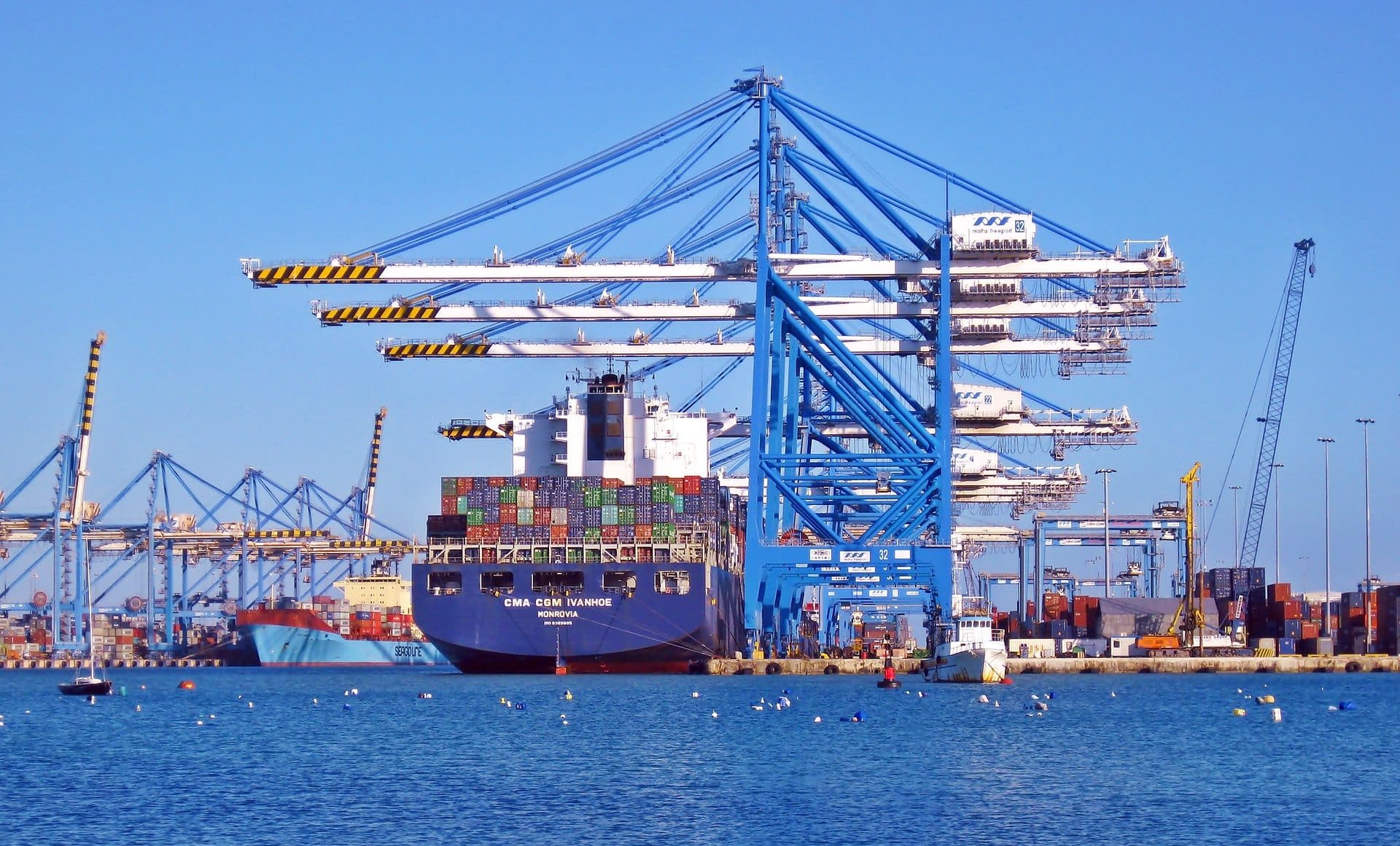 Lee más sobre el artículo Tipos de transporte para cada mercancía: transporte marítimo, aéreo y terrestre