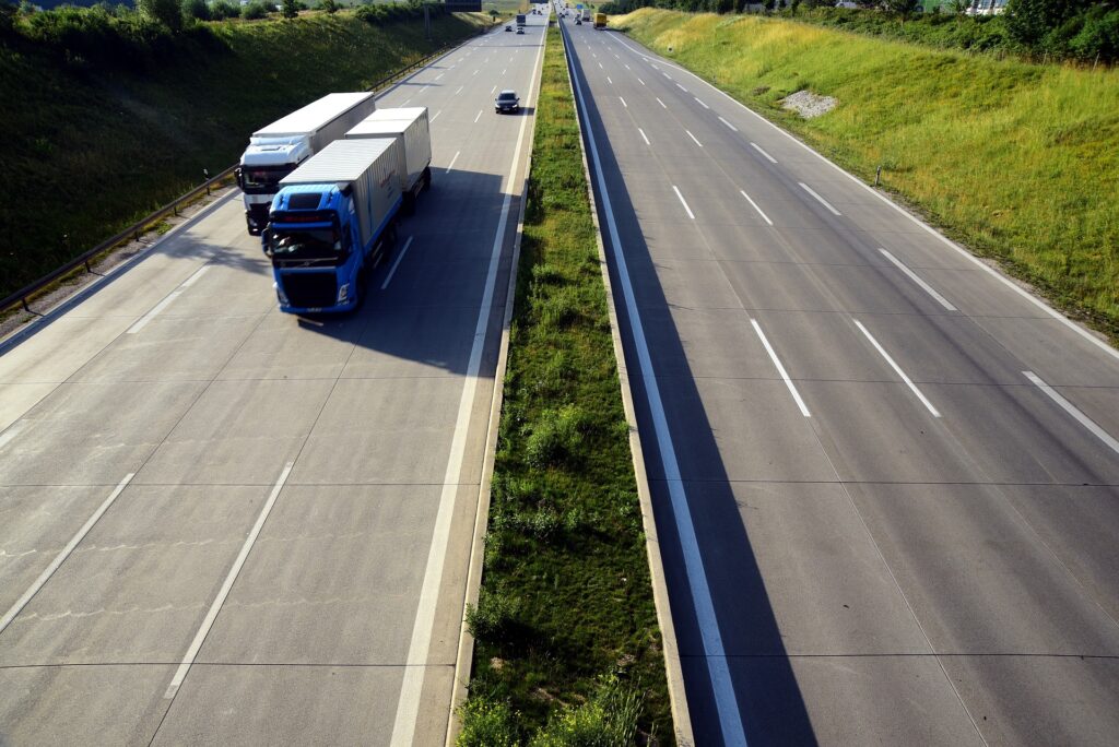 Las principales ventajas y desventajas del transporte por carretera