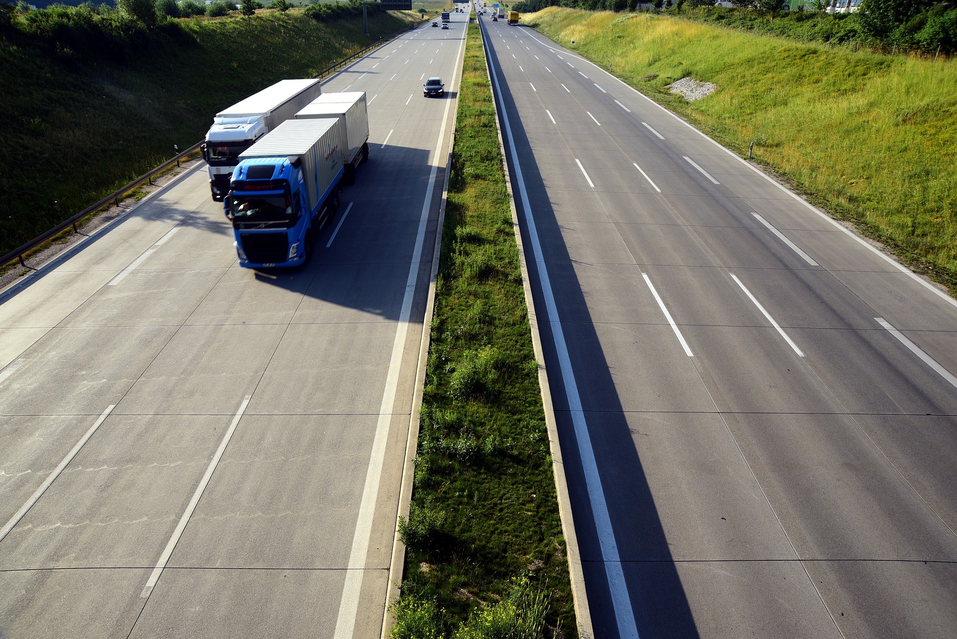 Read more about the article Las principales ventajas y desventajas del transporte por carretera